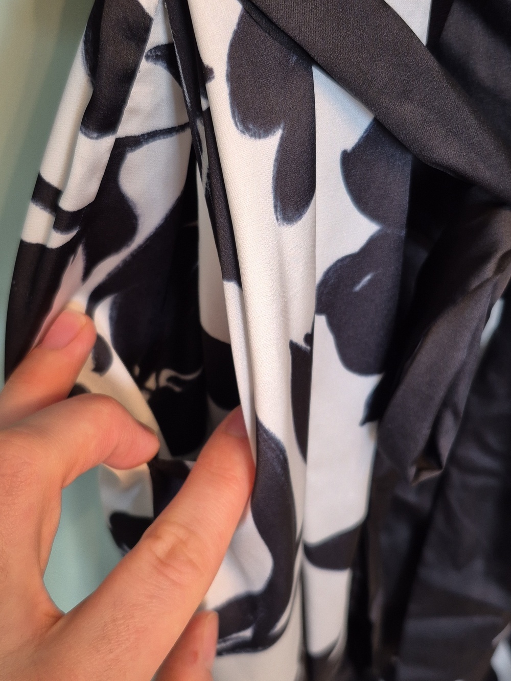La Vie En Rose Women's Feminine Black & White Floral Satin Robe Size Small - Picture 7 of 9